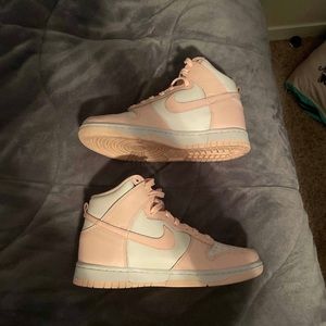 Wmns Dunk High ‘Crimson Tint’